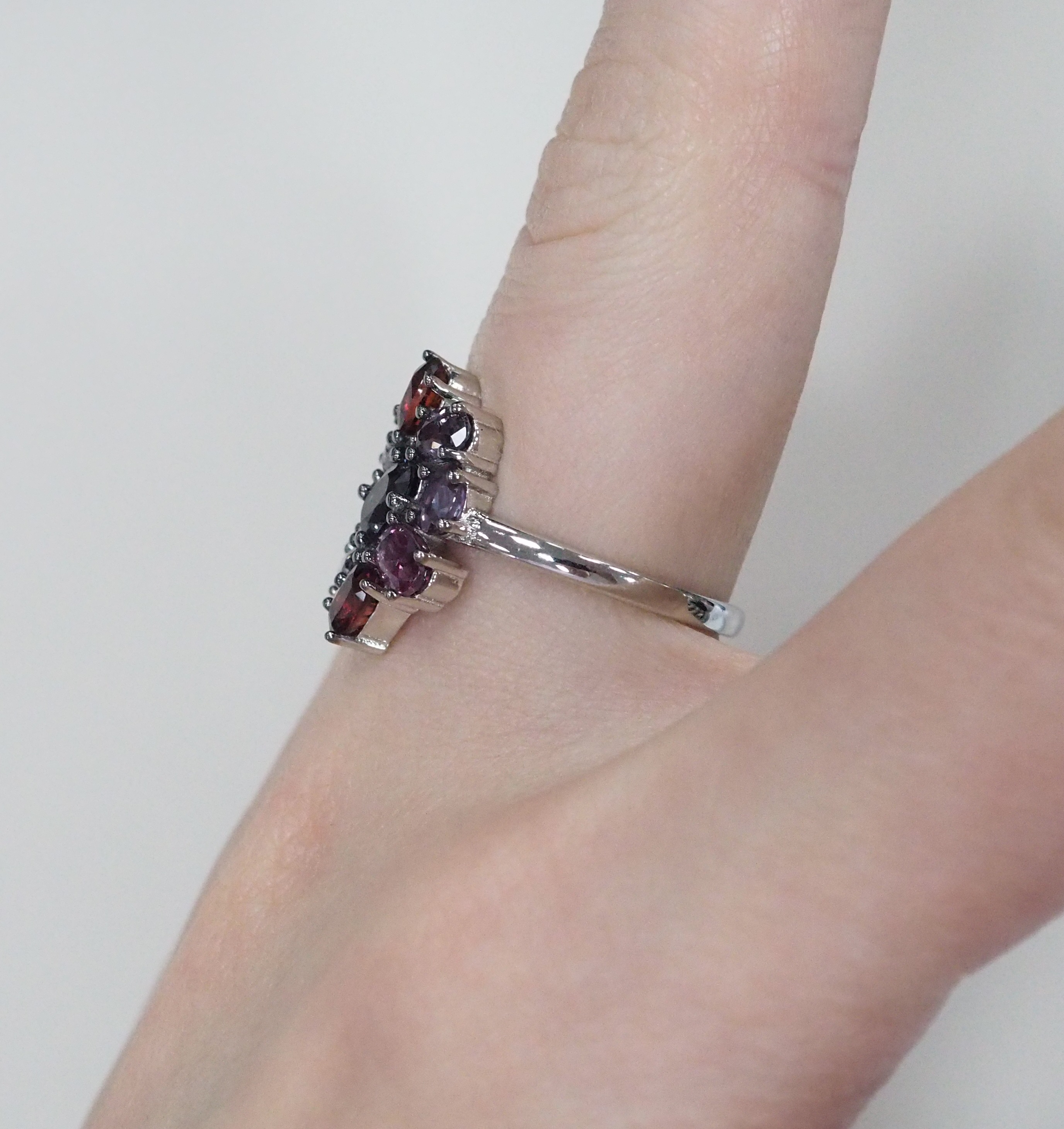 Серебряное кольцо с разноцветной шпинелью
